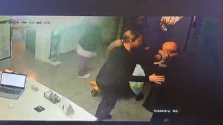 Çocuklarının yanında diş hekimini bıçaklayan anne tutuklandı