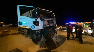 Çöp kamyonu yolcu otobüsüne çarptı, 2 kişi yaralandı
