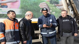Çöpte bulduğu para dolu cüzdanı sahibine teslim etti