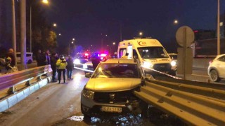 Çorluda otomobilin bariyerlere saplandığı anlar kamerada