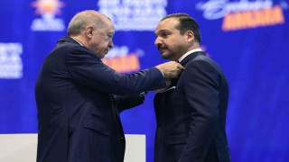 Cumhurbaşkanı Erdoğan, AK Partiye katılan Zorluya rozet taktı