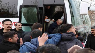 Cumhurbaşkanı Erdoğan çocuklara oyuncak dağıtıp harçlık verdi