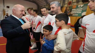 Darıcada kurumlar arası voleybol turnuvasında ödüller sahiplerini buldu