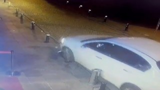 Demir dubaya çarpan araç sürücüsü güvenlik kamerasına yakalandı