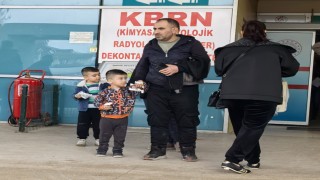 Demir kapıya elini sıkıştıran çocuğun parmağı koptu