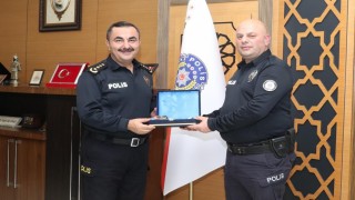 Denize atlayan kadını kurtaran polislere ödül