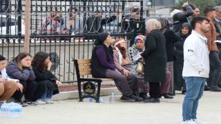Denizlide işçi servisi kazasında hayatını kaybedenlerin acılı aileleri adli tıp önünde cenazeleri almayı bekliyor