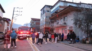 Denizlide sobadan çıkan yangında çocuğunu 4. kattan bırakarak kurtaran anne hayatını kaybetti