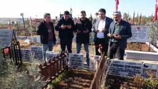 Depremde hayatını kaybeden gazeteciler mezarları başında anıldı