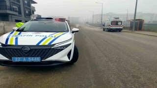 Devrilen motosikletteki 2 kişi kazayı yara almadan atlattı