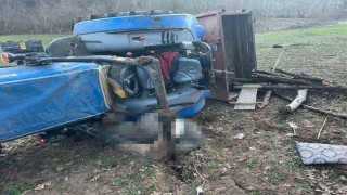 Devrilen traktörün altında kalan sürücü hayatını kaybetti