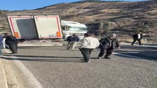 Direksiyonu kilitlenen tır yolu kapattı