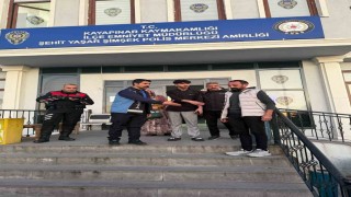 Diyarbakırda belediye personelinin yerde bulduğu para ve altın sahibine teslim edildi