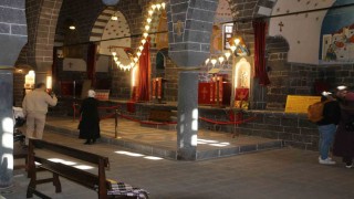Diyarbakırda bulunan kiliselere yerli yabancı turist akını