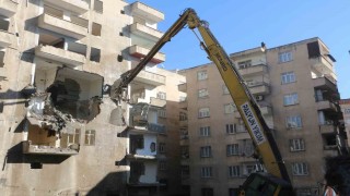 Diyarbakırda depremden etkilenen ağır hasarlı binaların yıkımı devam ediyor