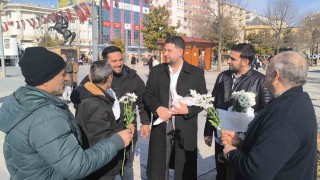 Dünya Tersine Gününde erkekleri çiçekle mutlu ettiler