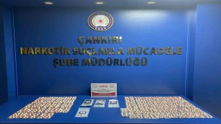 Durdurulan araçta yüzlerce sentetik ecza hapı ele geçirildi: 2 tutuklama
