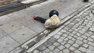 Duyarsız sürücüler tarafından sürekli kırılan dubalar