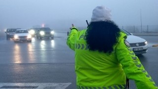 Edirnede sis alarmı: Kavşaklara polisler görevlendirildi