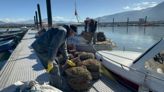 Eğirdir Gölünde kaçak avcılıkla mücadelede 400 pinter ve 150 kilogram canlı kerevit ele geçirildi