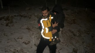 Ekipler, kardan yolu kapanan köydeki hasta çocuk için seferber oldu