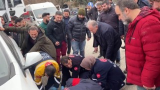 Elazığda feci kaza: Motokurye otomobilin altına girdi