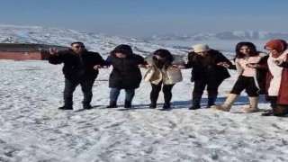 Elazığda kar üstünde halay