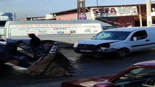 Elazığda kepçe ile hafif ticari araç çarpıştı