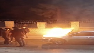 Elazığda seyir halindeki otomobil alev topuna döndü