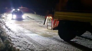 Elazığda yolda mahsur kalan araçlar kurtarıldı