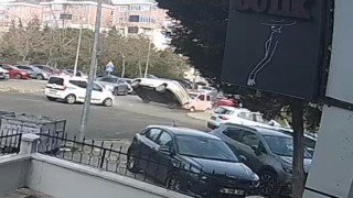Elektrikli otomobilin takla attığı anlar kamerada: Emniyet kemeri sayesinde burnu bile kanamadı