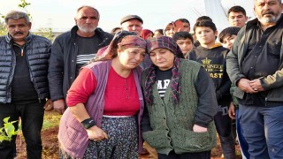 Elinde orakla çatıya çıkıp evini yıktırmamak için direndi