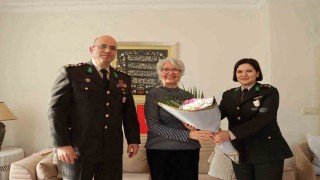 Emekli öğretmenden Mehmetçiklere çorap, atkı, eldiven