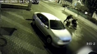 Engelli rolü yapıp tekerlekli sandalye çaldılar, o anlar kamerada