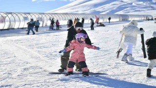 Erciyes Kayak Merkezi, yeni yılın ilk gününde 110 bin ziyaretçi ağırladı