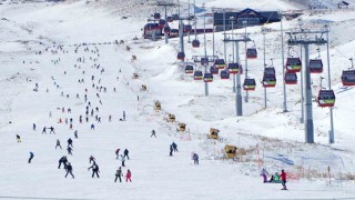 Erciyes Kayak Merkezi, yeni yılın ilk gününde 110 bin ziyaretçi ağırladı