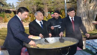 Ertuğrul Gazi Külliyesinde vatandaşlara ‘Şifalı Pilav dağıtıldı