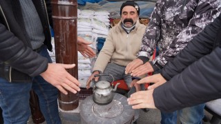 Erzincanda dondurucu soğuklar pazar esnafına soba kurdurdu