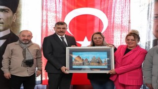 Erzurum Yeni Medya Derneğinden Vali Çiftçiye İdareciler Günü jesti