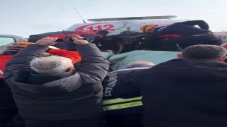 Erzurumda ambulans kaza yaptı: 3 yaralı