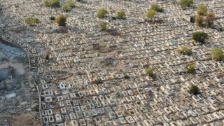 Esadın bombaladığı mezarlıklar yakınları tarafından onarılıyor