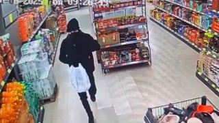 Esenyurtta bir şahıs bıçakla market çalışanını tehdit ederek 200 bin lirayı gasp etti