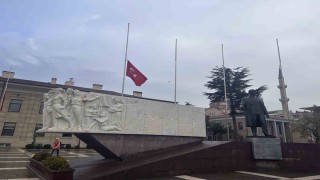 Eskişehirde bayraklar yarıya indirildi