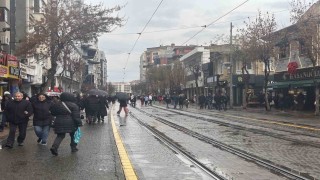 Eskişehirde yağış vatandaşlara zor anlar yaşattı