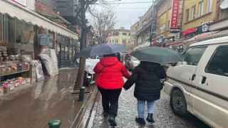 Eskişehirde yağmur vatandaşlara zor anlar yaşattı