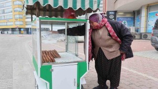 Evin geçimine katkı için başladı, 58 yaşında ‘simitçi teyze oldu
