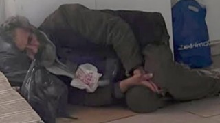 “Evsiz” sandılar, iki dairesi çıktı, çöp yığınıyla dolu evini görenler hayrete düştü
