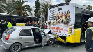 Fatihte kadın sürücü İETT otobüsüne arkadan çarptı: Otomobildeki 3ü çocuk 8 kişi yaralandı