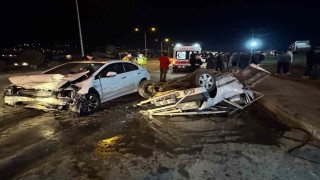 Fiat Tofaş kazada demir yığınına döndü, 3 kişi yaralandı