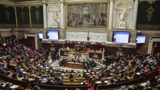 Fransada François Bayrou hükümetine karşı verilen güvenoyu önergesi reddedildi
